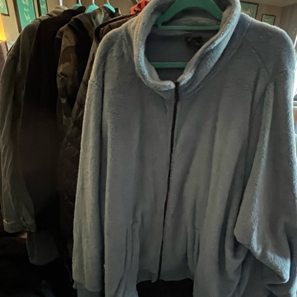 LOT OF 18 PLUS SIZE JACKETS AND COATS!! - Picture 5 of 6